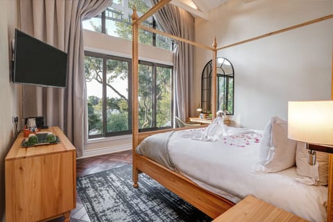 Honeymoon Suite